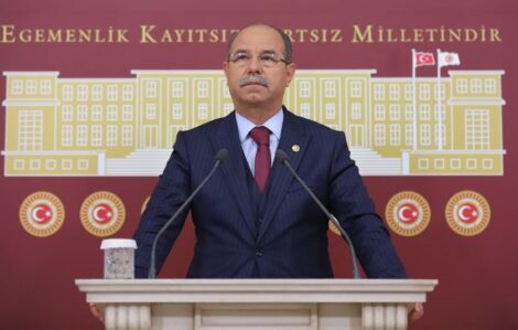 AK Parti Osmaniye Milletvekili Mücahit Durmuşoğlu, geçen hafta yaşanan gelişmeler hakkında değerlendirmelerde bulunmak için TBMM’de basın mensuplarıyla bir araya geldi.
