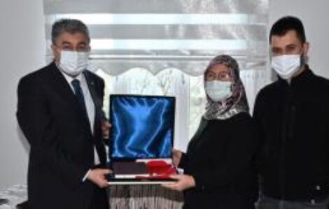 Valisi Erdinç Yılmaz, şehit ailesini ziyaret etti