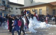 Öğrenciler için okul bahçesine kamyonlarla kar döküldü