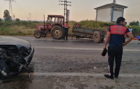 traktör römorkuna çarpan otomobildeki 2 kişi yaralandı