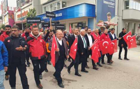 KADİRLİ’DE DEPREM ŞEHİTLERİNE SESSİZ YÜRÜYÜŞ YAPILDI