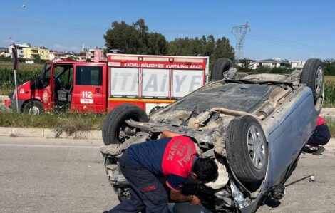 OTOMOBİL REFÜJE ÇARPARAK TAKLA ATTI 1 YARALI