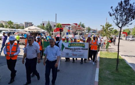 ÖĞRENCİLERDEN DÜNYA ÇEVRE GÜNÜNDE FARKINDALIK YÜRÜYÜŞÜ