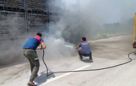 Sumbas yolunda tavuk yüklü kamyonda yangın..