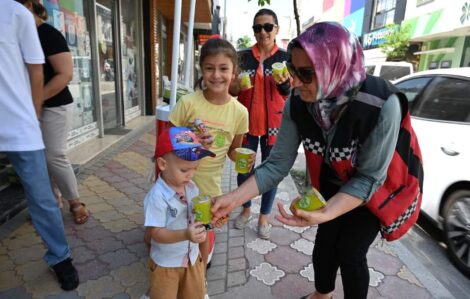 Kadirli Belediyesi’nden vatandaşlara soğuk limonata ikramı