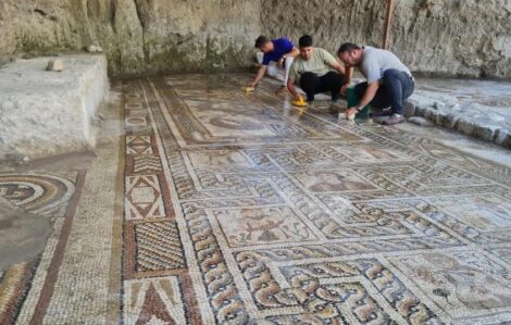 Osmaniye’de temel kazısında bulunan Roma dönemi mozaikleri gün yüzüne çıkarılıyor