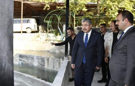 VALİ ERDİNÇ YILMAZ, KADİRLİ KOÇLU KÖYÜNDE BULUNAN ŞİFALI SU KAYNAĞI KOKAR KAPLICALARINDA İNCELEMELERDE BULUNDU