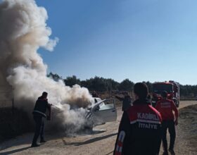 Seyir halindeki araç yangını söndürüldü