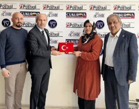 Gazetecilere teşekkür plaketi